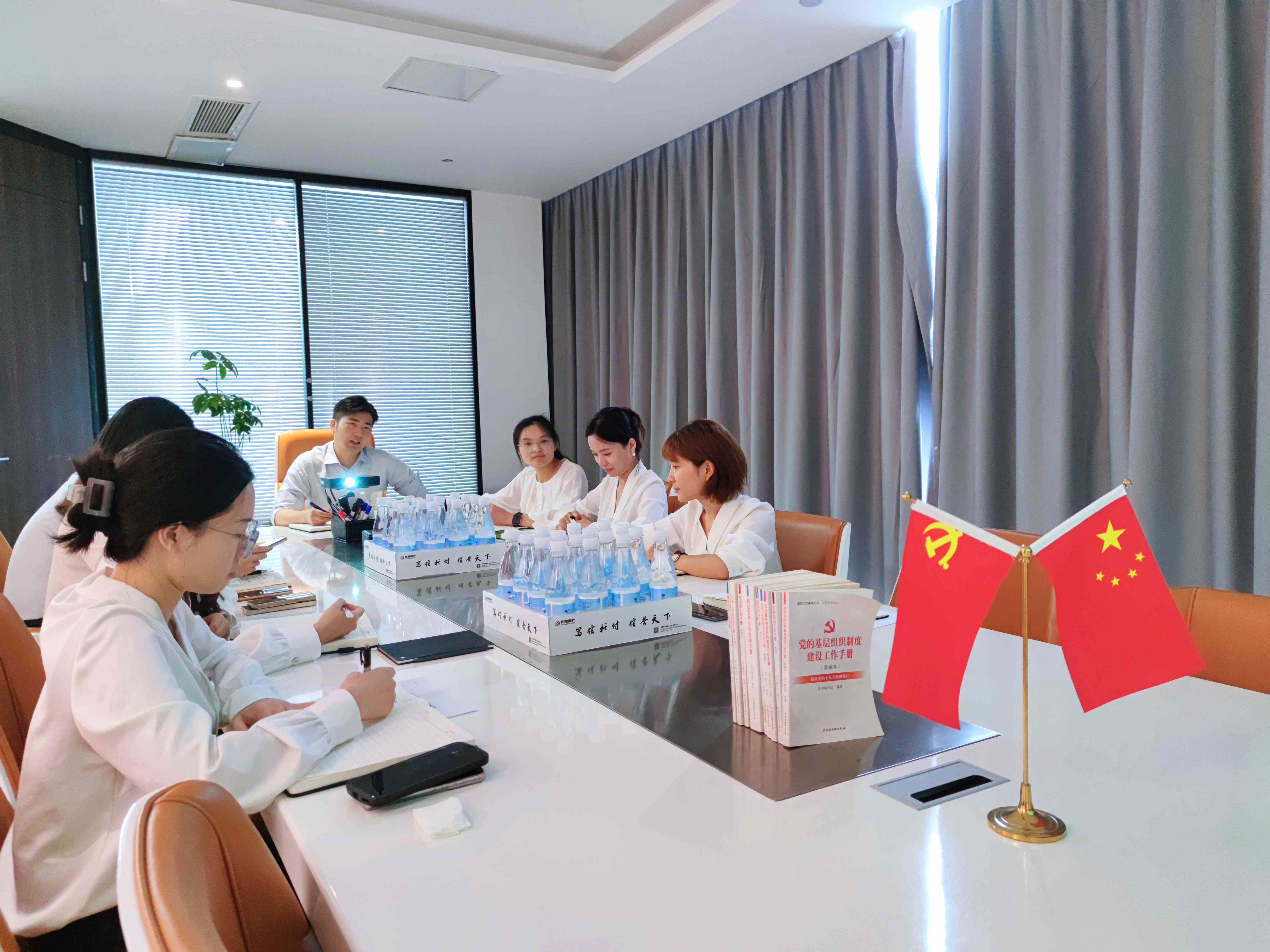 關于成都(dōu)市(shì)汽車(chē)摩托車(chē)聯合運動會(huì)開(kāi)展  “助大(dà)運暢通(tōng)行(xíng)，保大(dà)運優環境”活動的(de)簡報(bào)