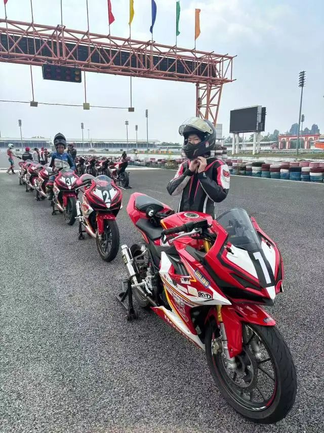 成都(dōu)13歲車(chē)手李年(nián)年(nián)獲越南(nán)本田天才杯正賽資格